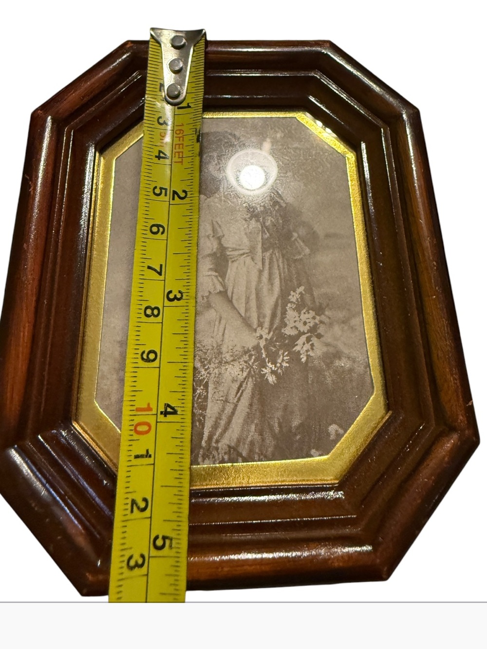 vintage octagonal wood-finish photo frame features a classic portrait insert and - Picture 4 of 11